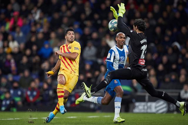 同曦外援空中伸脚踹赵继伟！裁判吹罚违体犯规